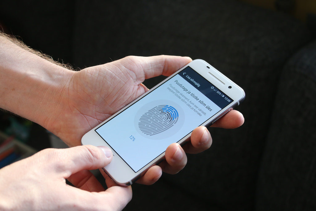using fingerprint phone lock